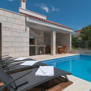 Beautiful With Private Pool Apartament